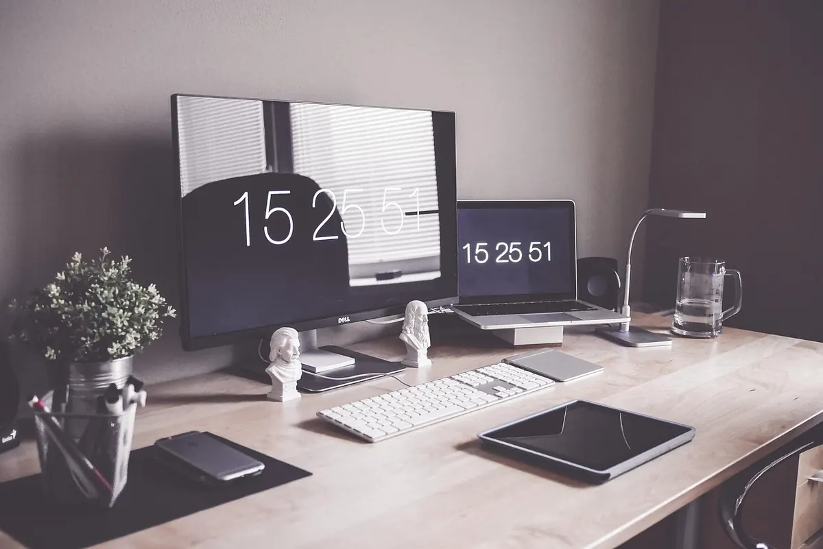 How to Set Up a Distraction-Free Desk for Writing at Home
